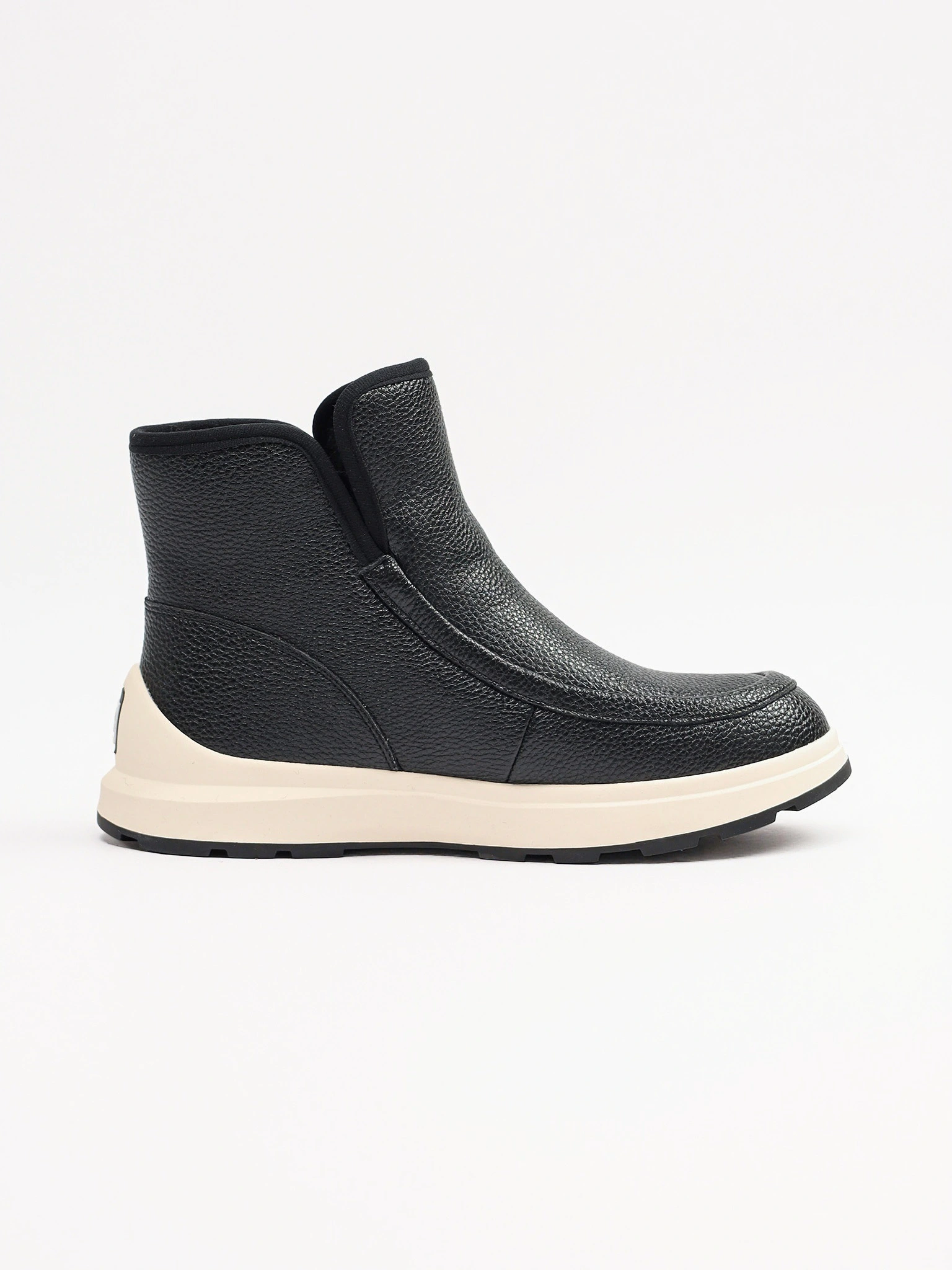 Ботинки черного цвета на контрастной низкой подошве